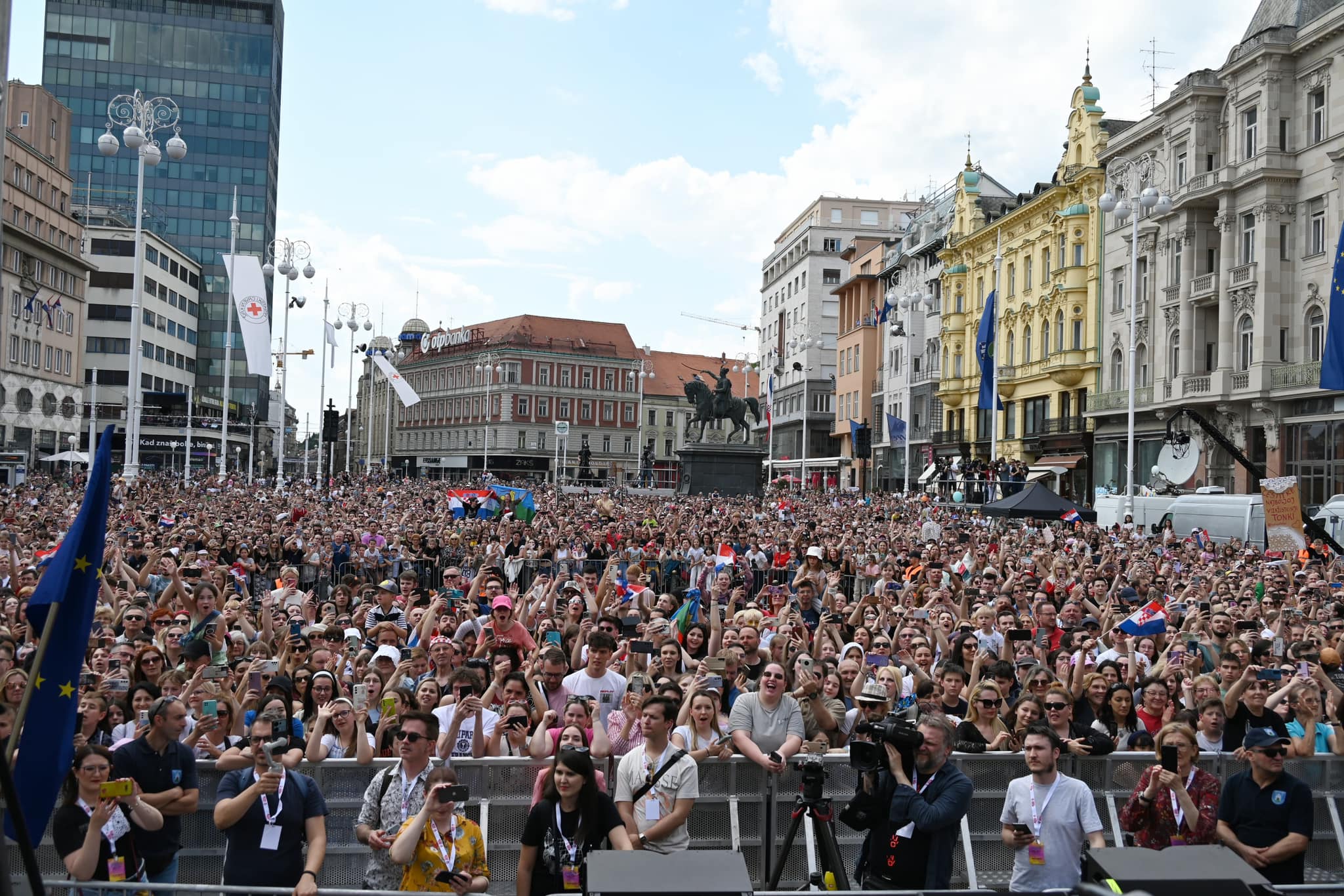 Thousands welcome Baby Lasagna home on Zagreb’s main square

