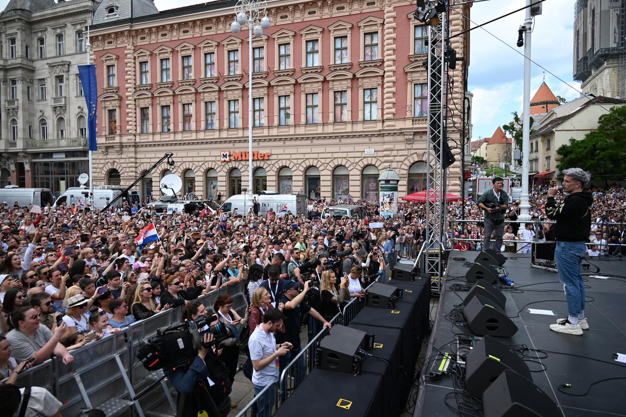 Thousands welcome Baby Lasagna home on Zagreb’s main square
