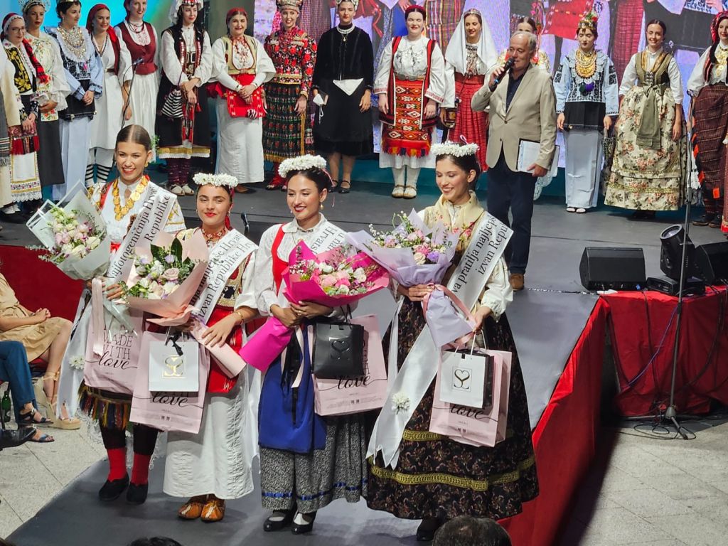 most beautiful Croatian in national folk costume outside Croatia in a pageant held last night in Tomislavgrad.
most beautiful Croatian in national folk costume outside Croatia in a pageant held last night in Tomislavgrad.
