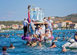 302-year-old tradition returning painting of Our Lady continues in Croatian coastal village