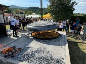 Giant peka at Restoran Glorya in Sinj