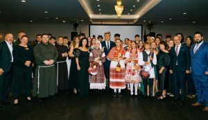 Group photo with board members of the Croatian Cultural Center of Chicago, various Croatian organizations, students of Hrvatska Loza and Prime Minister Plenković.