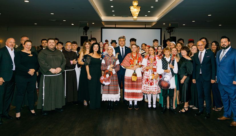 Group photo with board members of the Croatian Cultural Center of Chicago, various Croatian organizations, students of Hrvatska Loza and Prime Minister Plenković.
