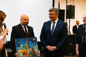 Croatian-American artist Ivan Mikan presents Prime Minister Plenković with his artwork.