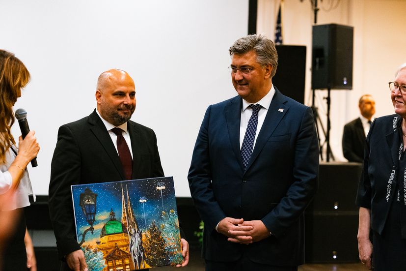 Croatian-American artist Ivan Mikan presents Prime Minister Plenković with his artwork.
