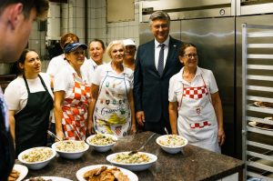 Prime Minister Plenkovic visits the chefs of the Croatian Cultural Center of Chicago.