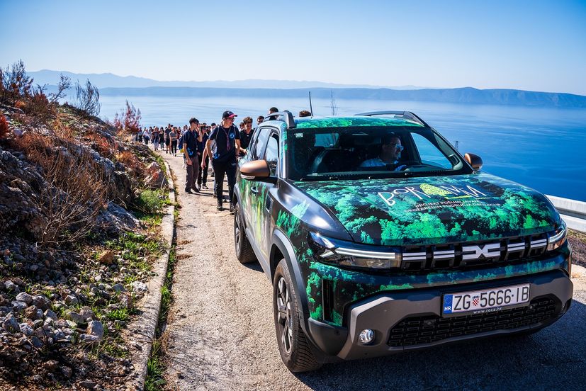 Two hundred volunteers, scouts, and foresters from Croatian Forests took part this Saturday in reforesting a fire-ravaged forest in Biokovo Nature Park