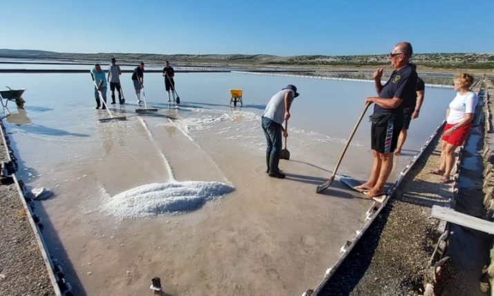 Free salt harvesting offered at Pag saltworks