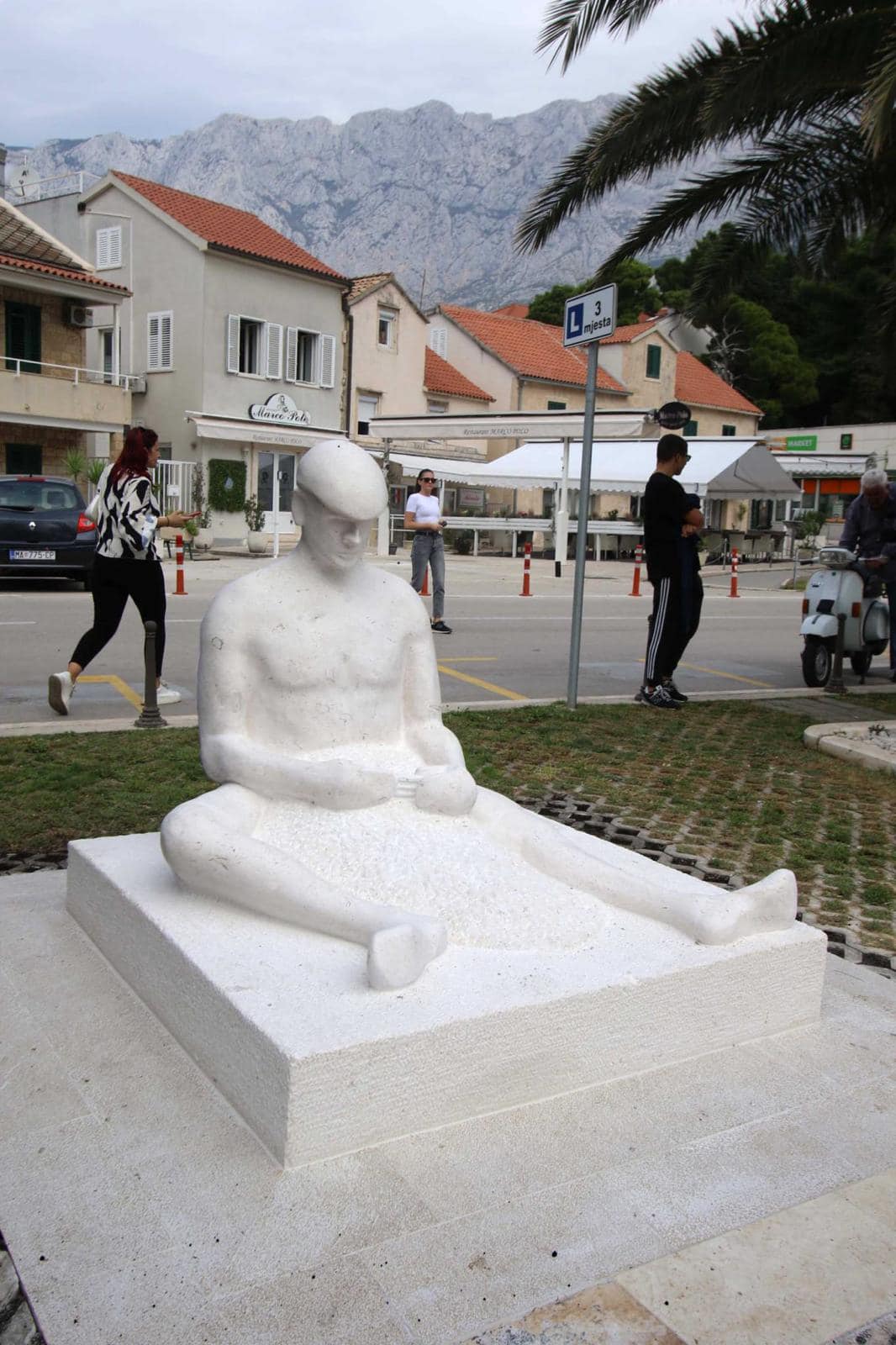 Makarska fisherman statue 