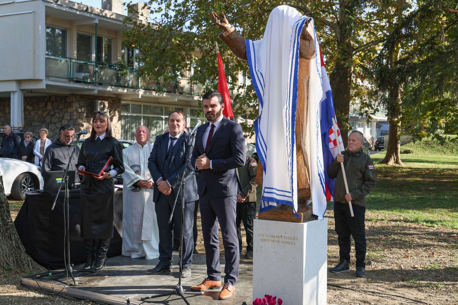 Mother Teresa monument unveiled in Osijek