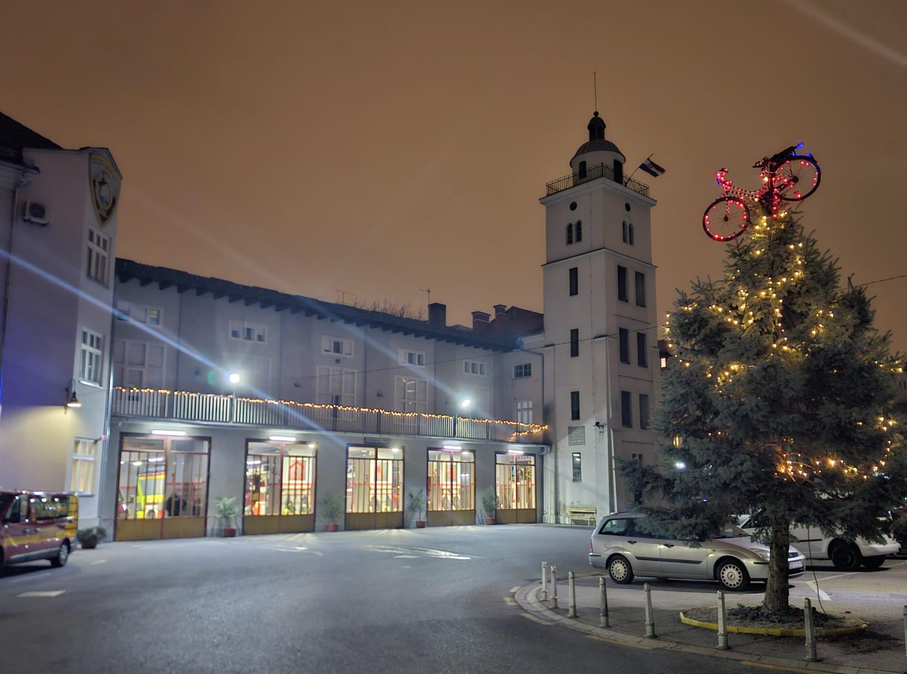 Vatrogasna postrojba Zagreb bike on Christmas Tree